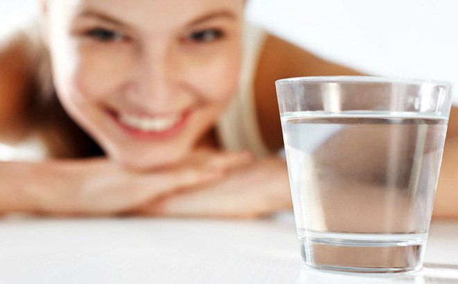 Uống đủ nước mỗi ngày, tối thiểu 1,5 - 2 lít nước để luôn có một cơ thể khỏe mạnh